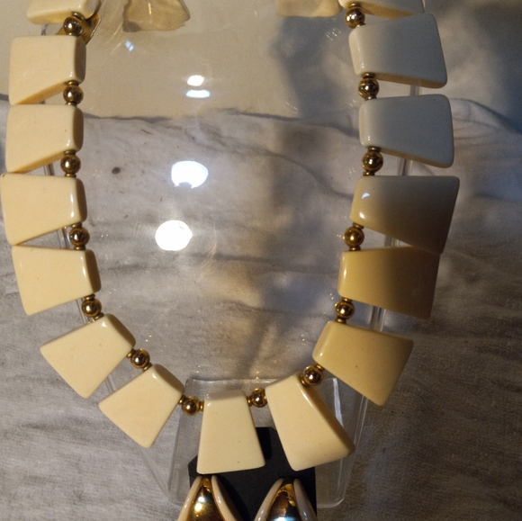 Used,not new 2pc. 16in . choker cream necklace &matching pierced earrings - Picture 5 of 6